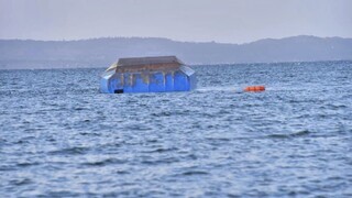 V prevrátenom trajekte našli živého človeka, ukryl sa v strojovni