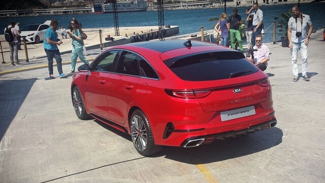 Najkrajšia Kia Ceed a pútač pozornosti BMW i8 Roadster