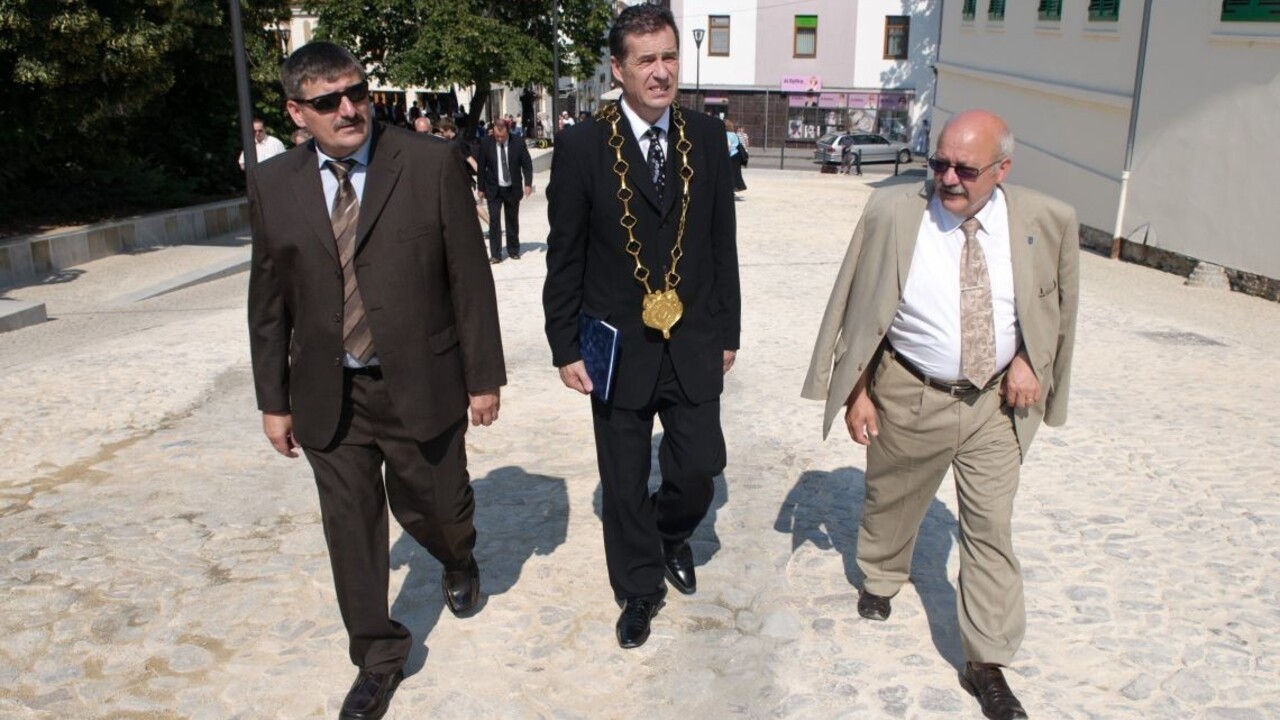 Úplatok mali ukryť v zmluve, kandidát na primátora obvinenia odmieta