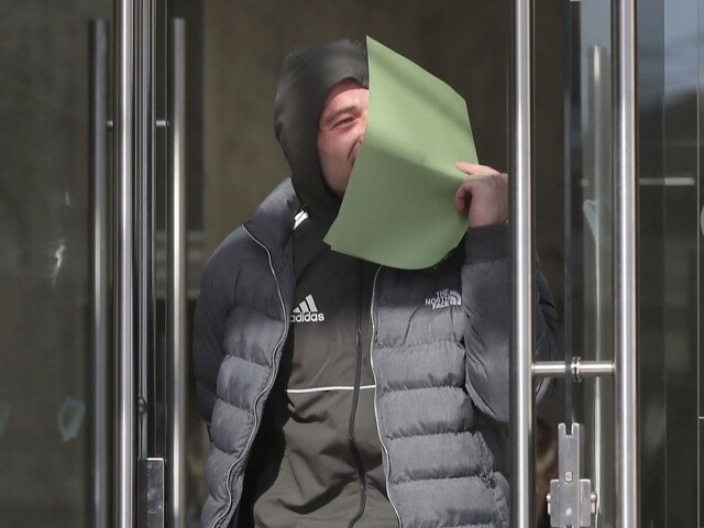 Zatkli muža, ktorý sa pokúsil zastaviť lietadlo. Nechcel zmeškať let