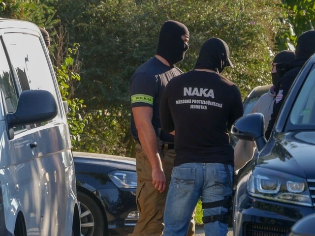 Kukláči udreli i v Komárne, troch ľudí obvinili z úkladnej vraždy