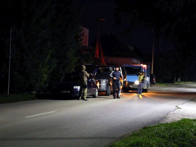 Polícia zverejnila prvé video z policajnej razie v Kolárove