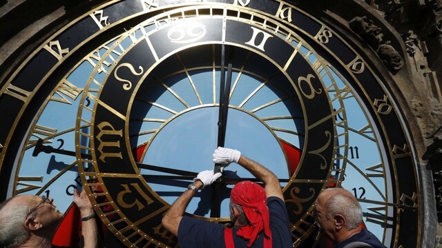 Pražský orloj opäť funguje, na spustenie čakali stovky zvedavcov