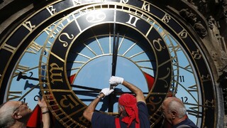 Pražský orloj opäť funguje, na spustenie čakali stovky zvedavcov