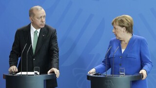 Voľne sa vám tu pohybujú teroristi, kritizoval Erdogan Nemecko
