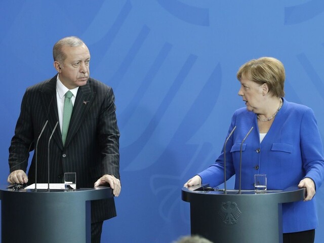Voľne sa vám tu pohybujú teroristi, kritizoval Erdogan Nemecko
