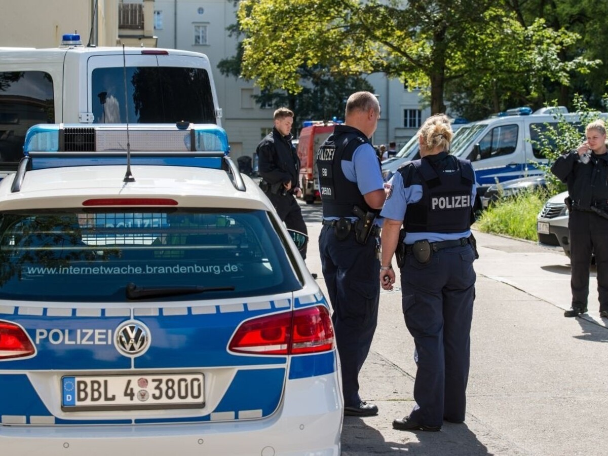 Po hádke na zastávke autobusu útočil nožom, dobodal troch ľudí