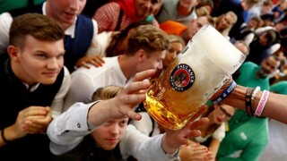 Hľadajú ženu v kroji, mala vidieť smrteľnú bitku na Oktoberfeste