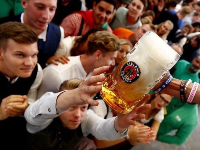 Hľadajú ženu v kroji, mala vidieť smrteľnú bitku na Oktoberfeste