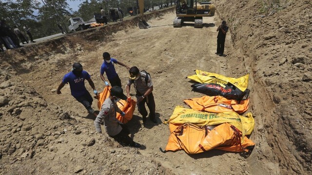 Indonéziu čaká masový pohreb, požiadala o zahraničnú pomoc