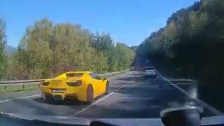 Videli ste vyčíňanie Ferrari, po ktorom zomrel človek? Ozvite sa polícii