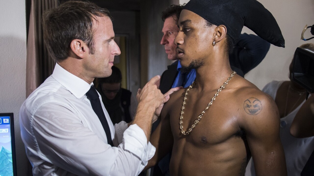 Macrona kritizujú za fotku s tínedžermi, jeden ukazuje prostredník