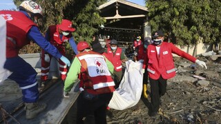 Záchranári našli po troch dňoch od zemetrasenia živého človeka