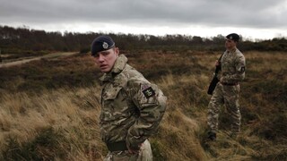 Británia vyšle do Poľska ďalších 350 vojakov. Pomôžu im s migračnou krízou na hraniciach s Bieloruskom