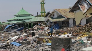 Počet obetí stúpol nad tisíc. K mnohým sa záchranári nedostali
