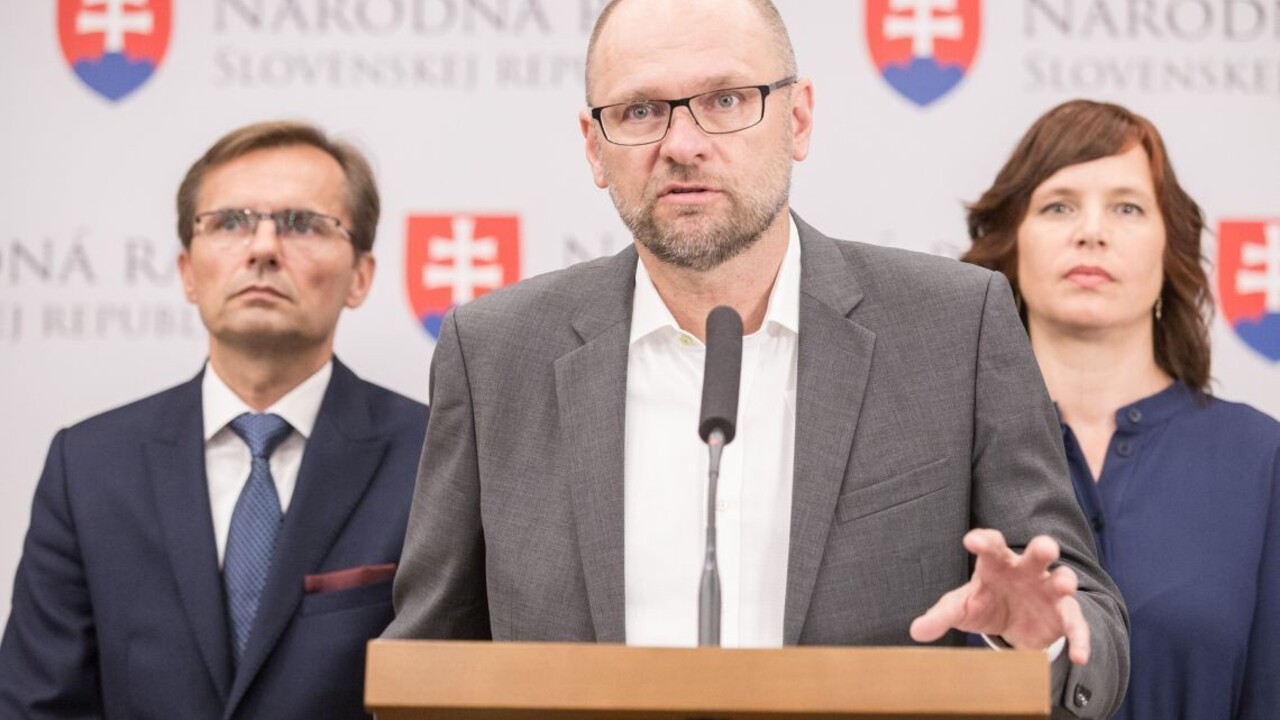 Polícia sa len prizerala? Opozícia reaguje na posun v kauze únosu