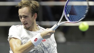 Turnaj v Tokiu má prvé prekvapenie, Medvedev zdolal Schwartzmana