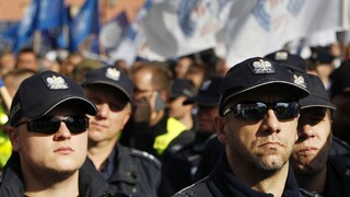 Ulice Varšavy zaplnili tisíce ľudí, vláda im vyjde v ústrety