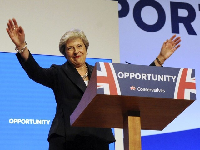 Mayová vystúpila pred členmi strany, brexitu bez dohody sa nebojí