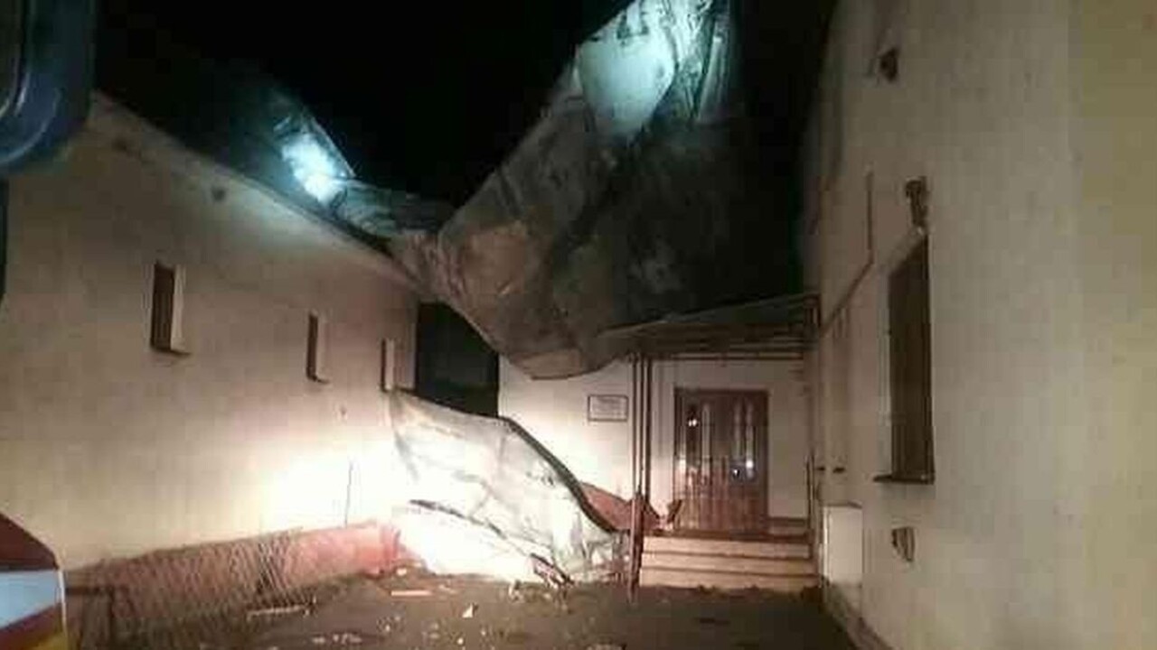 Strhnuté strechy a poničené stromy. Obcou sa prehnala veterná smršť