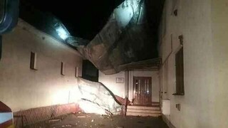 Strhnuté strechy a poničené stromy. Obcou sa prehnala veterná smršť