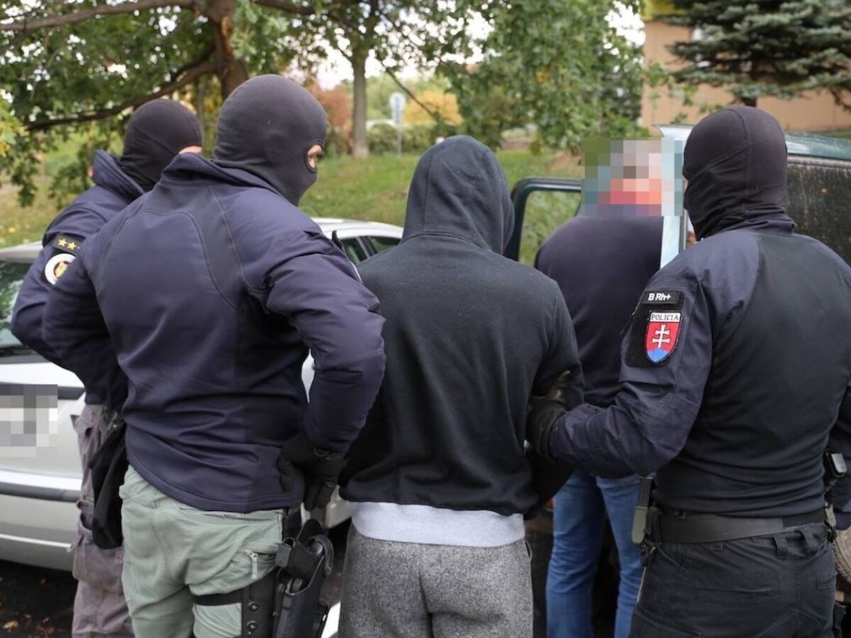 Podozrivý NAKA zásah Rakovský 1140 px (facebook.com/policiaslovakia)