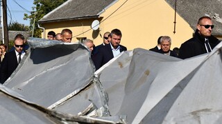 Vláda zasadla v obci poničenej veternou smršťou a vyčlenila pomoc