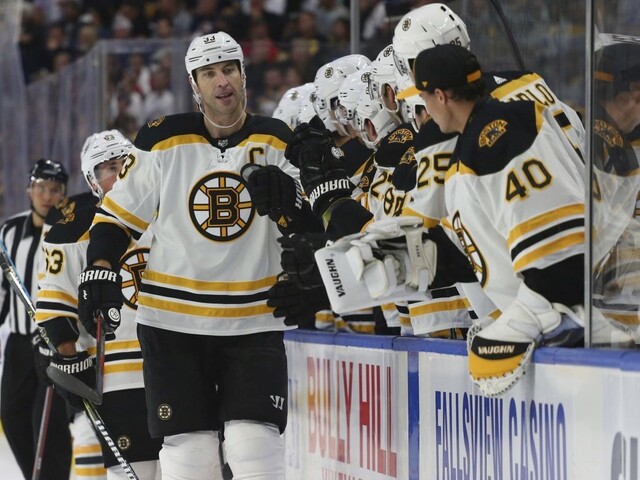 NHL: Chára pomohol Bostonu gólom, zažiaril aj slovenský brankár