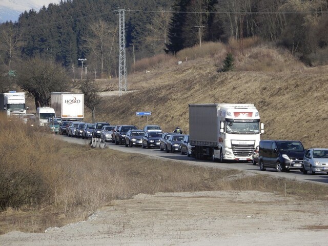 Neustále kolóny, hluk a prach. Obyvatelia Ivachnovej spisujú petíciu