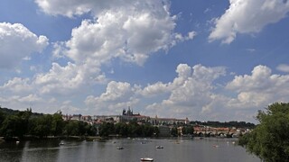V Česku sa skončili voľby, na Morave musela pomôcť i polícia
