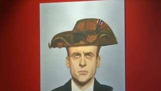 Prezident Macron hviezdou karikatúr / Do práce so štvornohým miláčikom