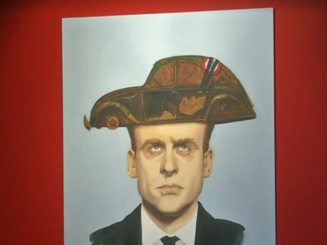 Prezident Macron hviezdou karikatúr / Do práce so štvornohým miláčikom