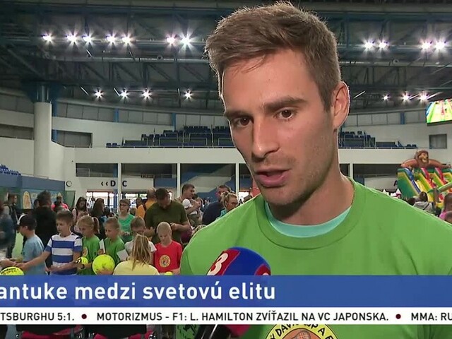 Tenisti J. Kovalík a N. Gombos pred zápasom s Bieloruskom