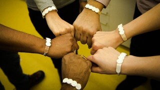 Papierový náramok cez „smajlíky“ ukáže úroveň vystavenia UV žiareniu