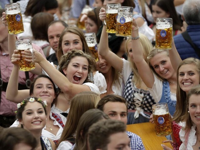 Na Oktoberfeste sa vypili milióny litrov piva, prišli aj Clintonovci