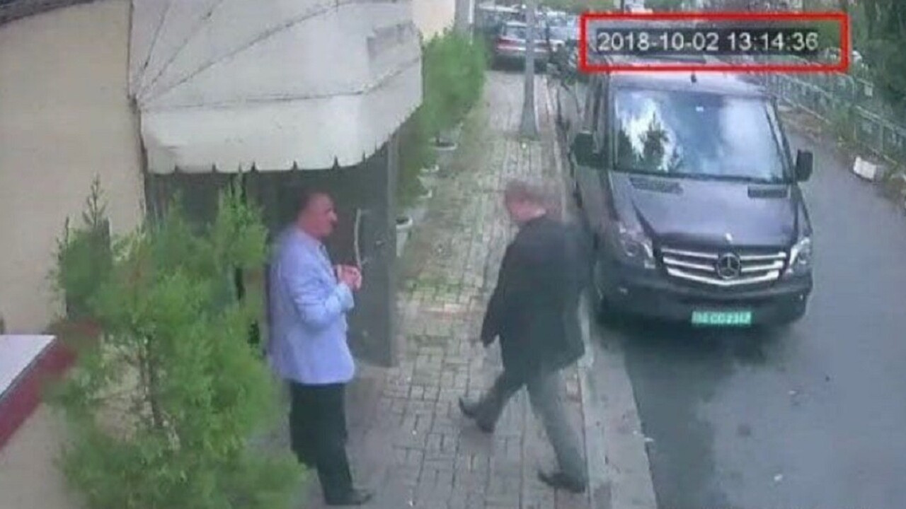 Zavraždili ho? Snímka ukazuje novinára, ako vchádza na konzulát