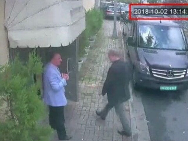 Zavraždili ho? Snímka ukazuje novinára, ako vchádza na konzulát
