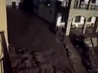 Voda v známom letovisku strhávala autá, počet mŕtvych asi stúpne