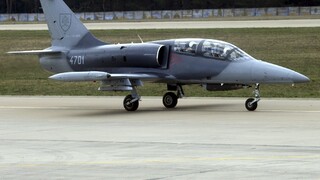 Na strednom Slovensku sa zrútilo vojenské lietadlo, piloti prežili