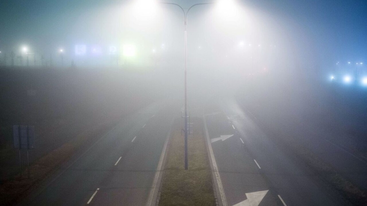 Vodiči by si mali dávať pozor na hmlu, SHMÚ vydal výstrahu