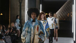 Prepad akcií ohrozuje zisky, zasiahol aj luxusné značky