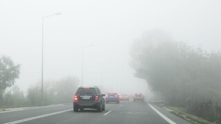 Cestári varujú pred hmlou. Upozorňujú aj na úseky so zľadovateným snehom