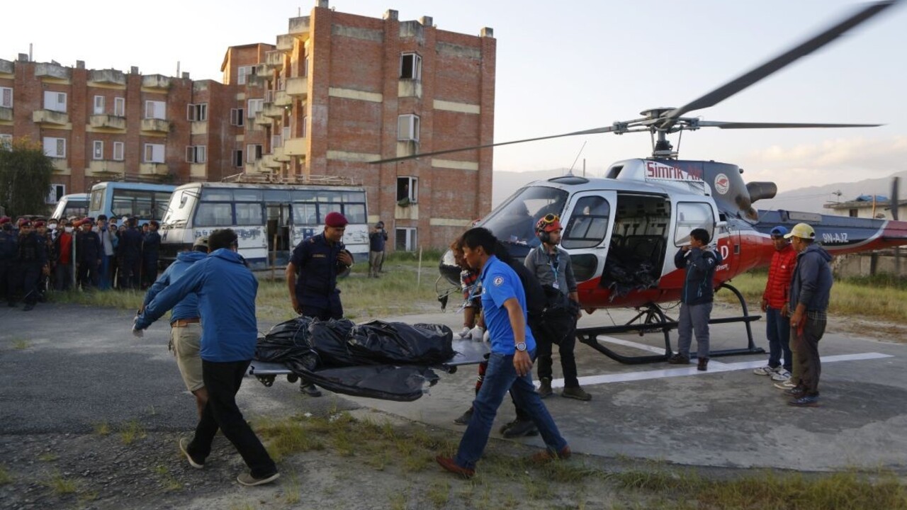 Telá mŕtvych horolezcov odviezli, zahynuli v Himalájach