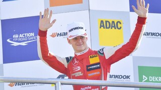 Schumacherov syn kráča v otcových šľapajách, získal titul vo Formule 3