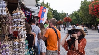 Turistov v hlavnom meste je čoraz viac, sťažujú sa na taxikárov