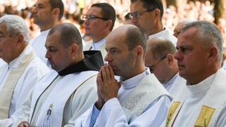 Kňazi na Slovensku si polepšia, návrh prešiel výborom