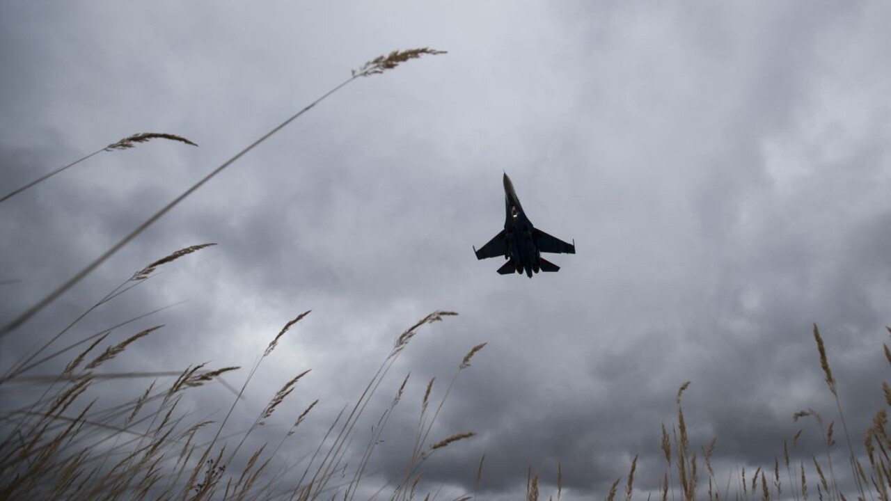Počas cvičného letu havarovala stíhačka, piloti zrejme zahynuli