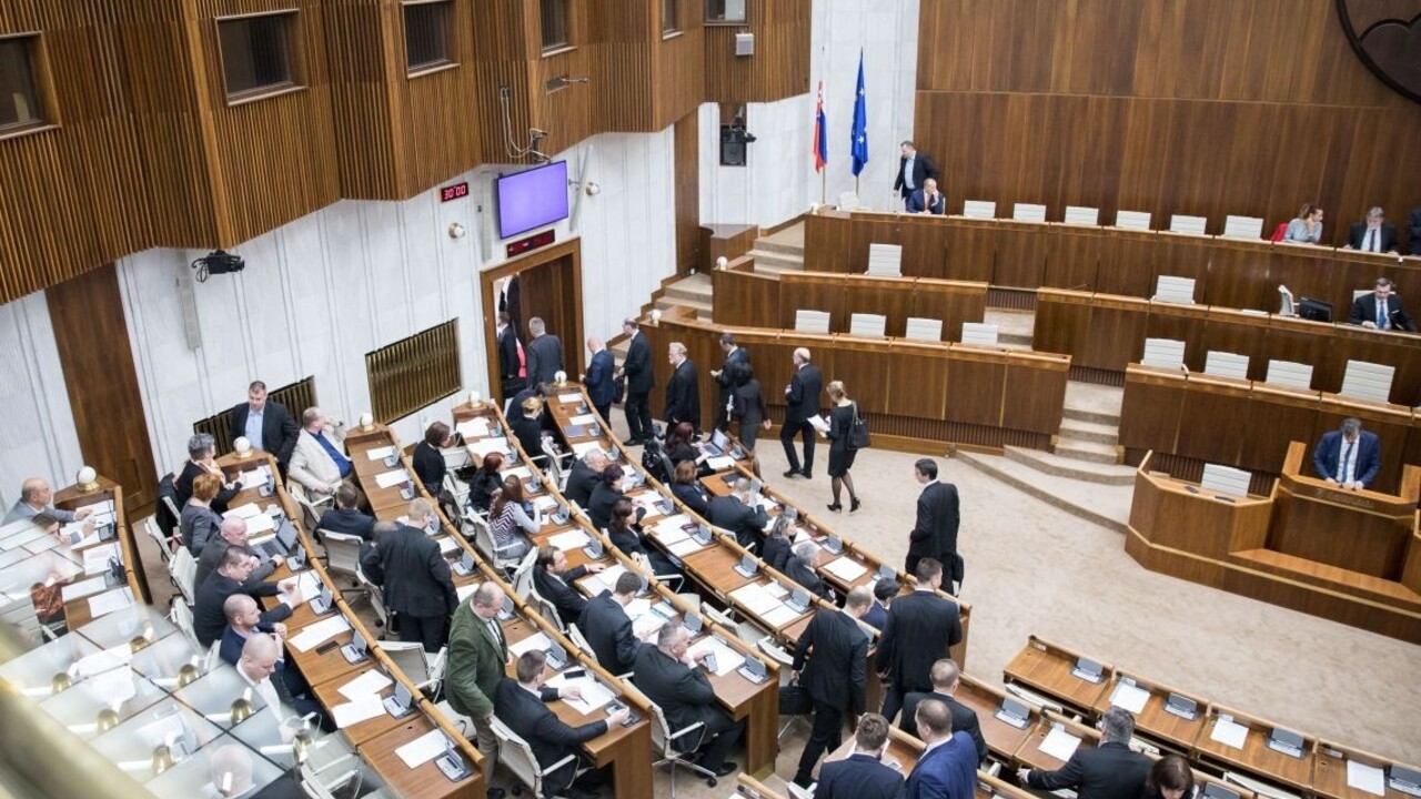 Stranám zmiznú z názvov mená, upraví sa i počet členov