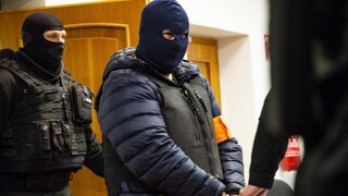 V kukle a v putách predviedli údajného sprostredkovateľa Kuciakovej vraždy