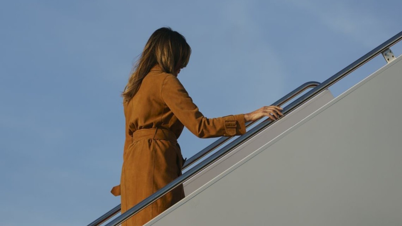 Lietadlo Melanie Trumpovej núdzovo pristálo, na palube bol dym